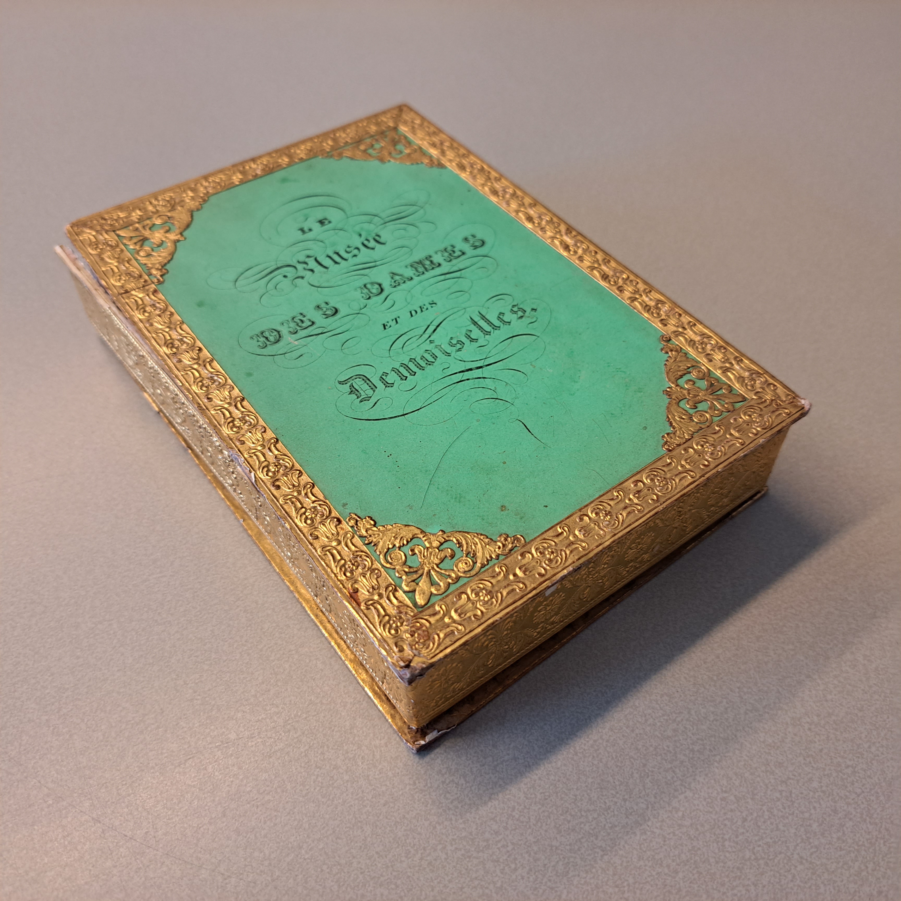 Een papieren museum voor jongedames