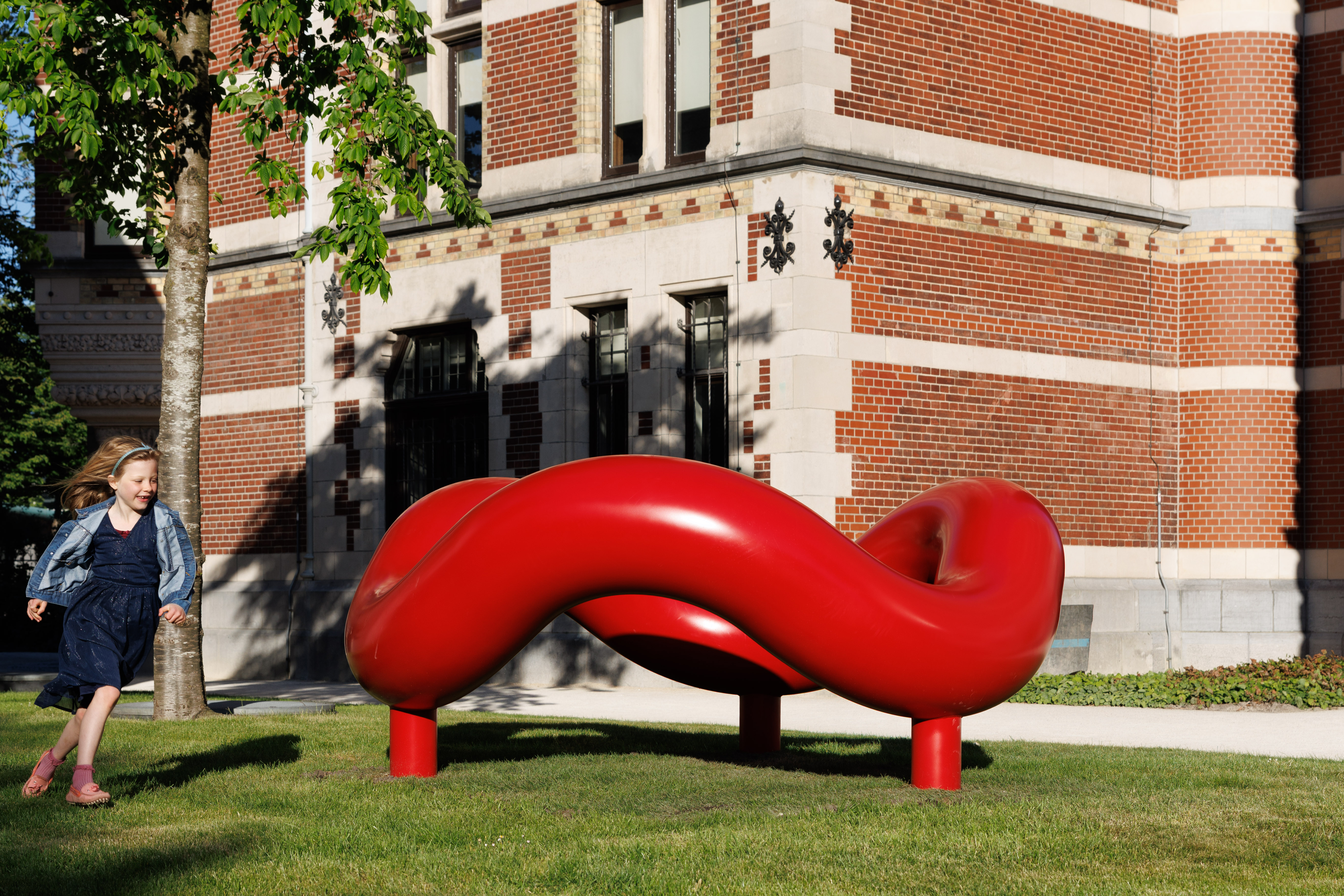 Gladde buizen en ruwe stenen: Isamu Noguchi in de Rijksmuseumtuinen
